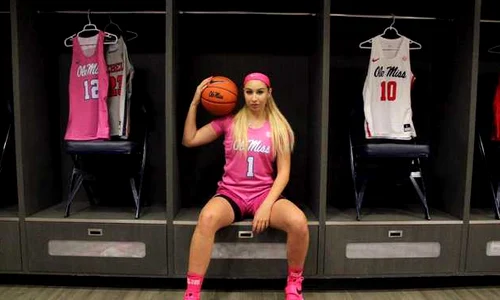 Sarah Dumitrescu joacă baschet din America din clasa a IX a jpeg