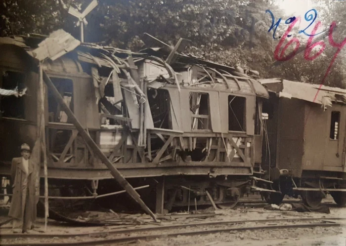 Vagonul devastat de bombă. FOTO: Legiunea de Jandarmi Hunedoara 1944. Arhivele Naţionale.