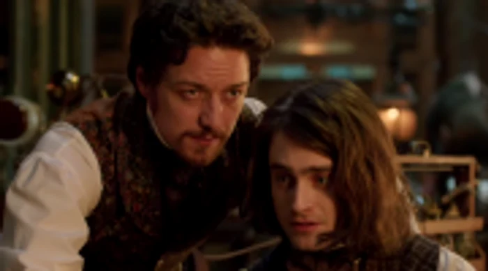 Victor (James
McAvoy) şi Igor (Daniel Radcliffe) se joacă prea mult de-a „ucenicii vrăjitori“