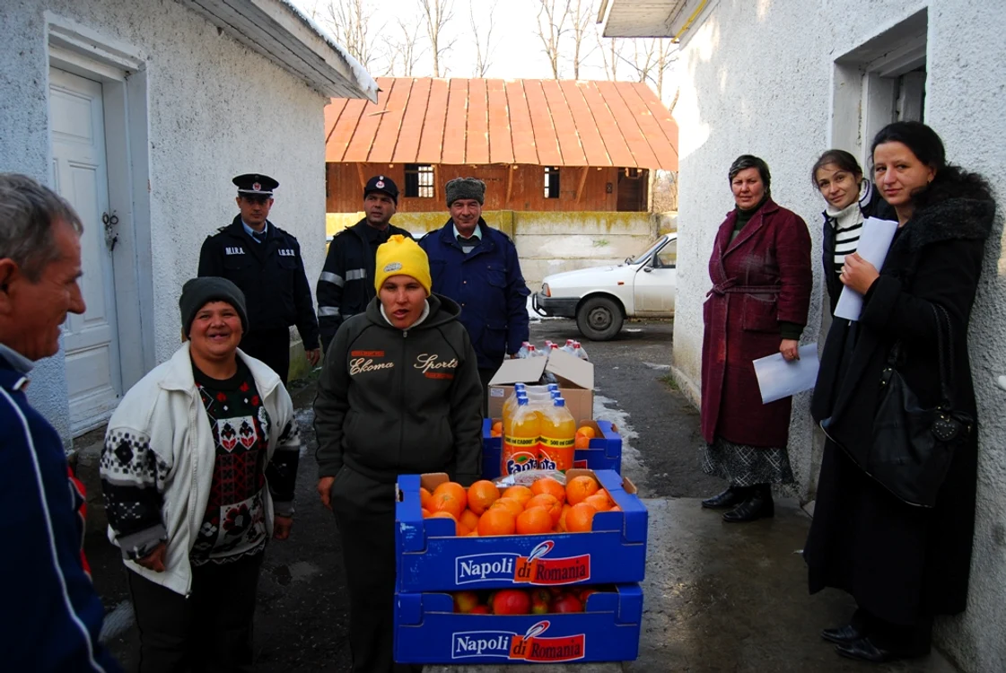 Micuţii au fost cei mai încântaţi de darurile primite de la pompieri