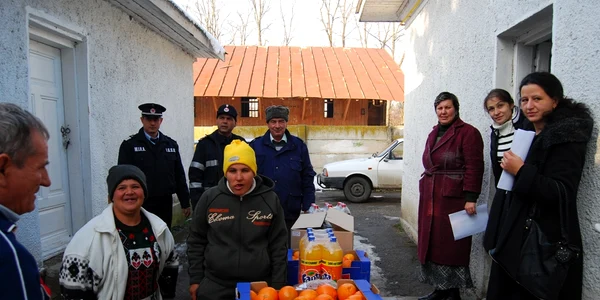 Micuţii au fost cei mai încântaţi de darurile primite de la pompieri