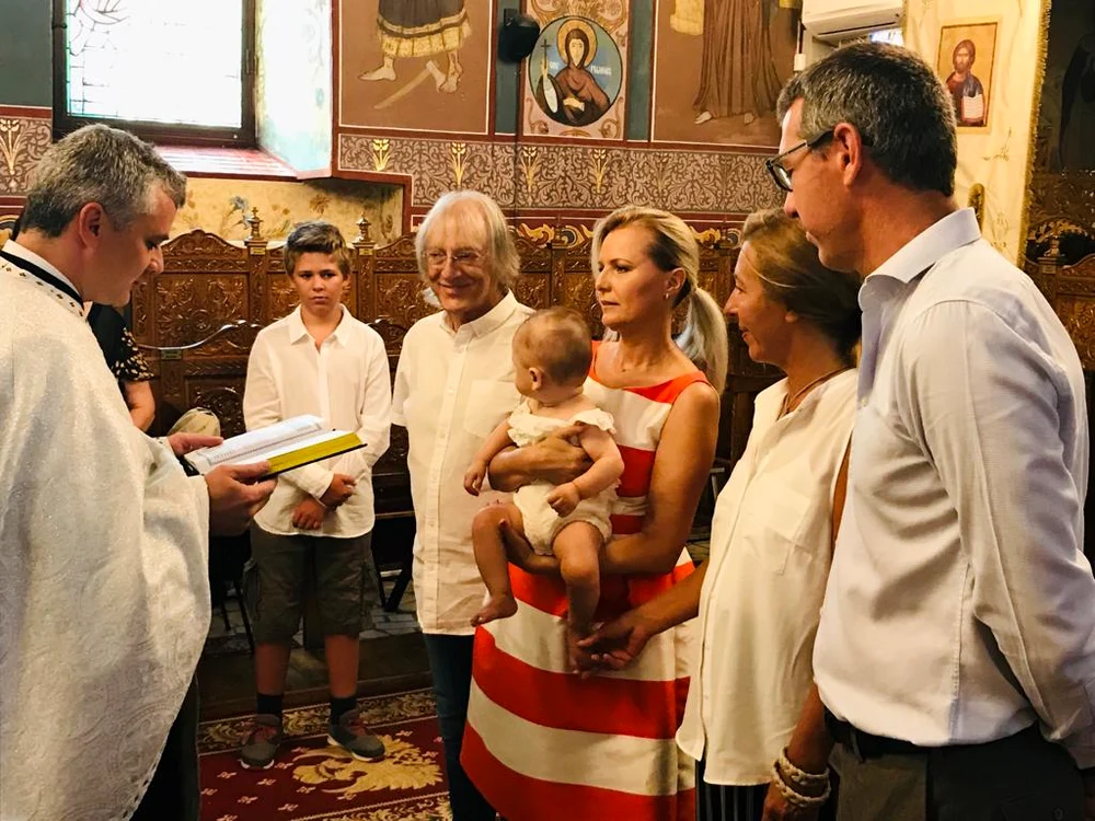 Imagine de la botez. Mihai Constantinescu o alinta pe Arya «Pisi mic»