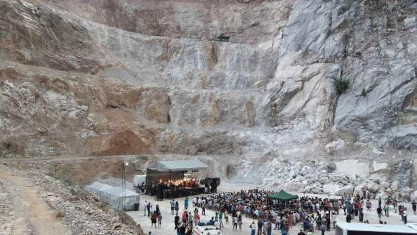 Concert simfonic într-o carieră de piatră