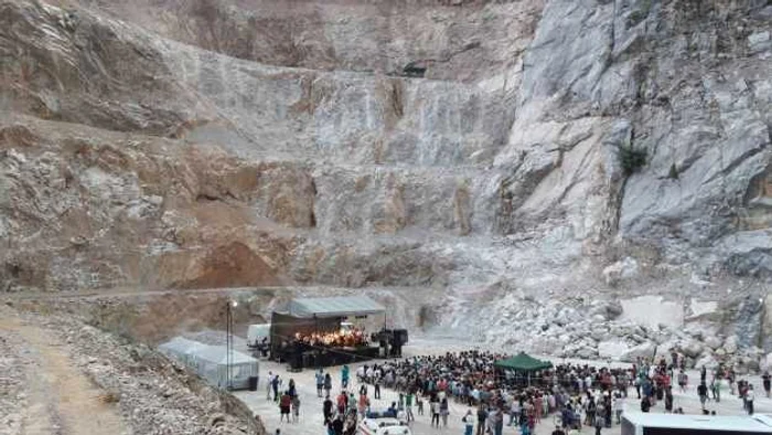 Concert simfonic într-o carieră de piatră