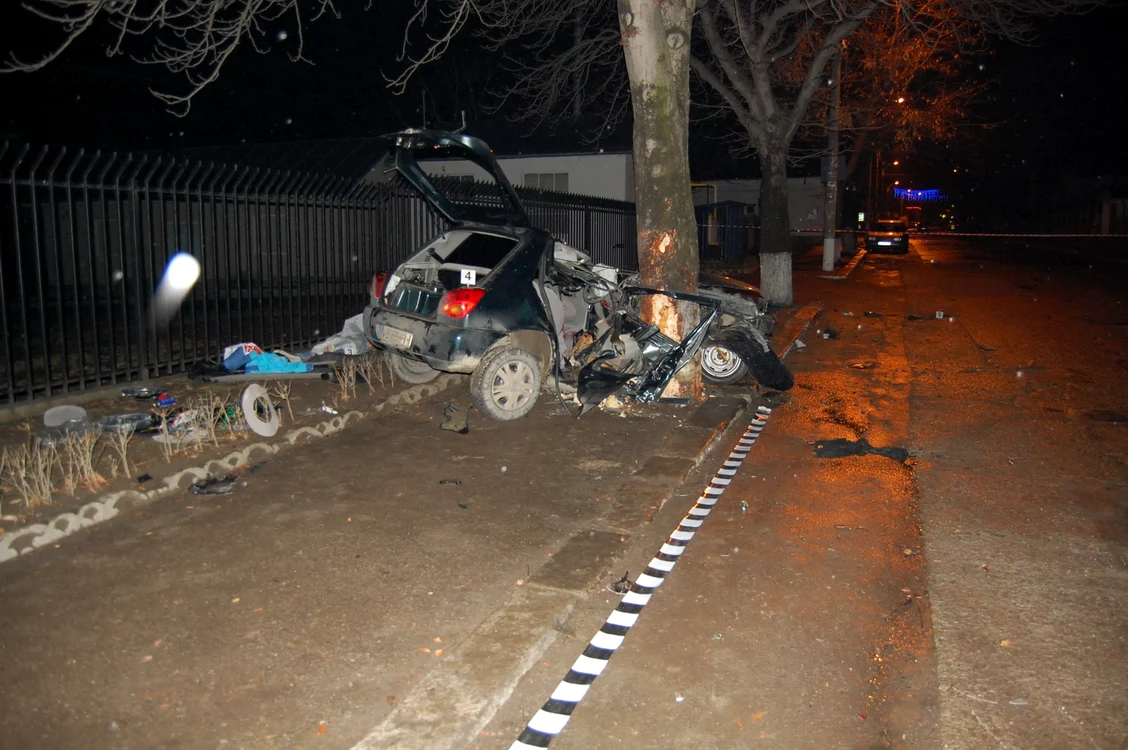 În urma impactului, cei doi fraţi au murit pe loc
