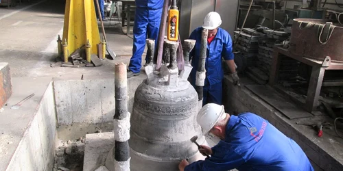 Afacere de familie de un million de euro pe an. Cum să scoţi bani din clopote bisericeşti