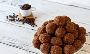 Bomboane de casa cu cafea si ciocolata  Sursa foto shutterstock 496705411 jpg