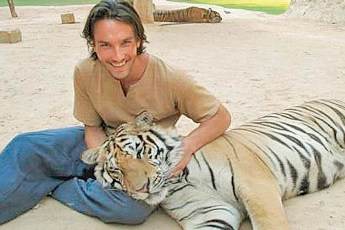 Daniel Ciobanu,  la o discuţie cu  un călugăr budist