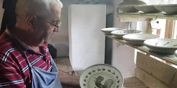 Meşterul olar Sorin Giubega - Tezaur Uman Viu - din Olari - Horezu Vâlcea şi ceramica din patrimoniul UNESCO Foto Adevărul - credit Arhiva personală