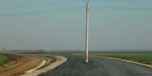 Un stâlp a fost uitat în anul 2013 în mijlocul centurii de Sud a Craiovei