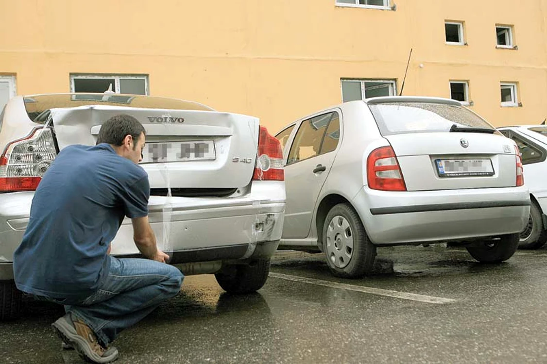 Un interlop buzoian a fost prins după ce a înscenat cel puţin opt accidente, de pe urma cărora a obţinut 360 de milioane de lei vechi