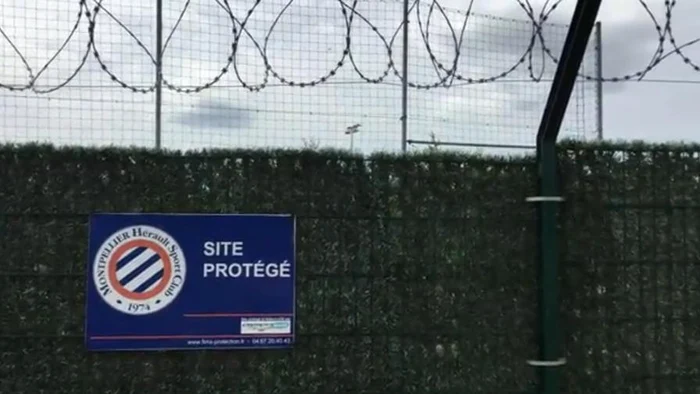 
    Italienii și-au înconjurat terenul de antrenament cu gard de sârmă  