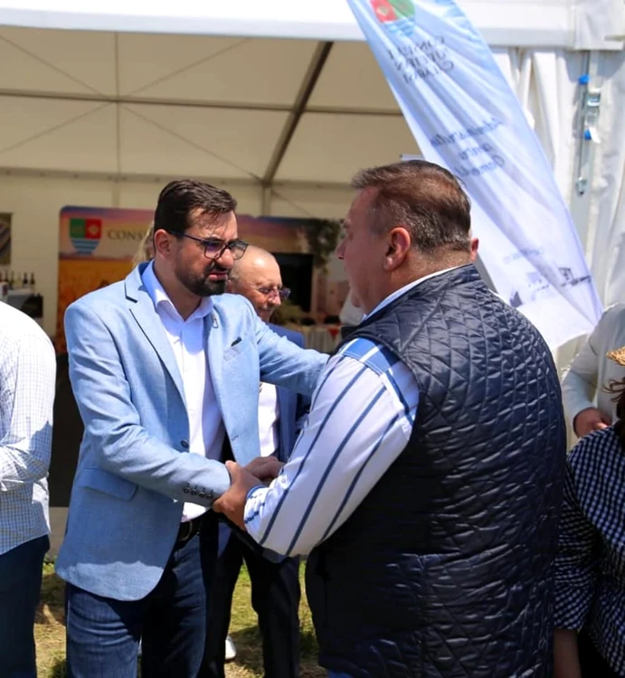 Ministrul Agriculturii, Adrian Chesnoiu, la târgul Agriplanta de la Fundulea FOTO Facebook/Vasile Iliuţă