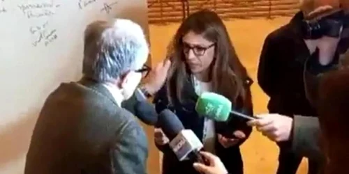 romano prodi trage de par o jurnalista, captura video jpg