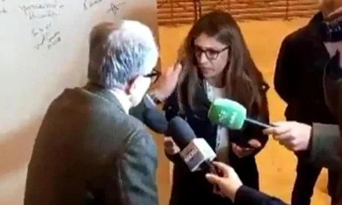 romano prodi trage de par o jurnalista, captura video jpg