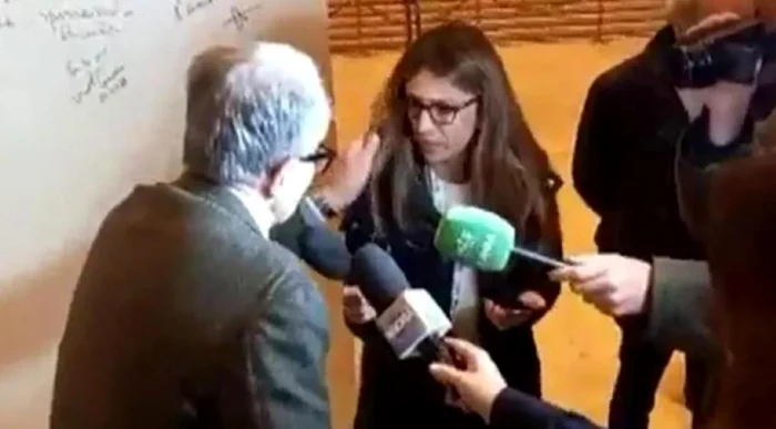 Momentul în care Romano Prodi o trage de păr pe jurnalistă. FOTO: captură video