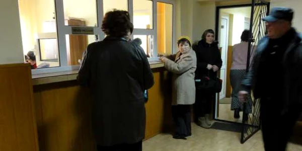 Pensionarii amărâți, membri ai C.A.R.P. Slatina, își încasează bonusurile direct de la ghișeu