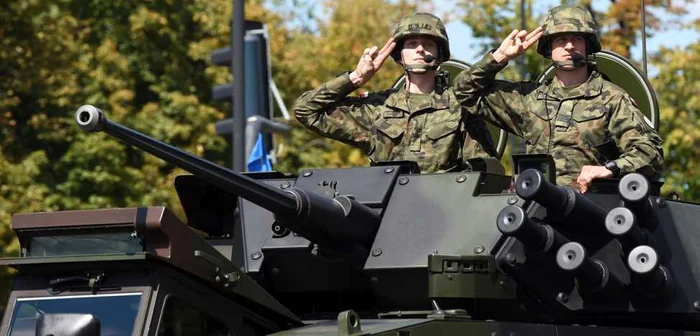 Militari polonezi, în timpul paradei organizate de Ziua Forţelor Armate, pe 15 august 2017 Foto: EPA