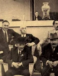 Eugen Titeanu (în rândul de sus, al treilea din dreapta) asistă la meciul de fotbal dintre echipele C.F.R. București și Ripensia Timișoara, în Cupa României 1935 (© Wikimedia Commons)