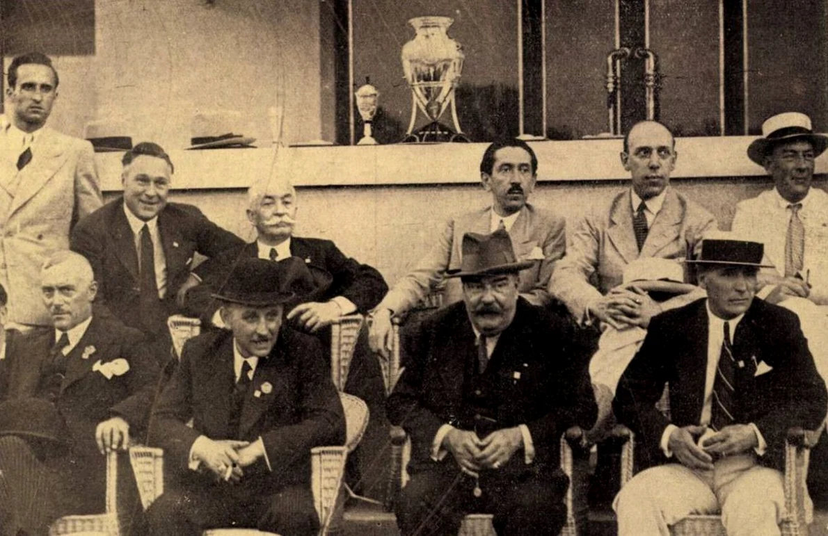Eugen Titeanu (în rândul de sus, al treilea din dreapta) asistă la meciul de fotbal dintre echipele C.F.R. București și Ripensia Timișoara, în Cupa României 1935 (© Wikimedia Commons)