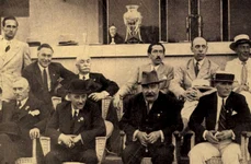 Eugen Titeanu (în rândul de sus, al treilea din dreapta) asistă la meciul de fotbal dintre echipele C.F.R. București și Ripensia Timișoara, în Cupa României 1935 (© Wikimedia Commons)