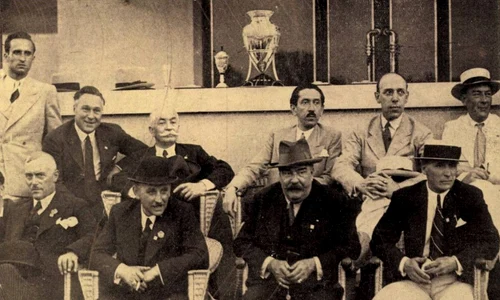 Eugen Titeanu (în rândul de sus, al treilea din dreapta) asistă la meciul de fotbal dintre echipele C.F.R. București și Ripensia Timișoara, în Cupa României 1935 (© Wikimedia Commons)