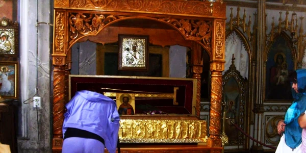24 de mânăstiri şi biserici din Vâlcea au documente de autenticitate pentru moaştele pe care le deţin