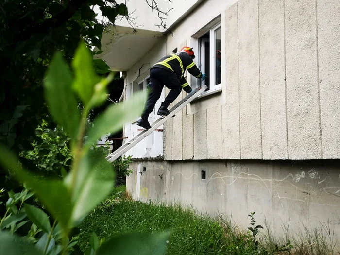 Pompierii au ajuns în apartament pe fereastră