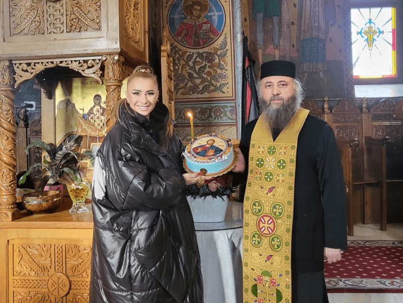 Anamaria Prodan şi-a sărbătorit ziua şi la Mănăstirea Nechit, din Neamţ. Cadoul oferit de stareţul Zenovie