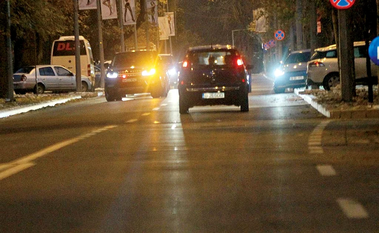 Range Rover-ul negru blochează strada până când Audi-ul lui Ţiriac intră pe bandă