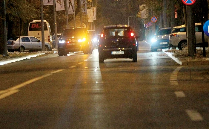 Range Rover-ul negru blochează strada până când Audi-ul lui Ţiriac intră pe bandă