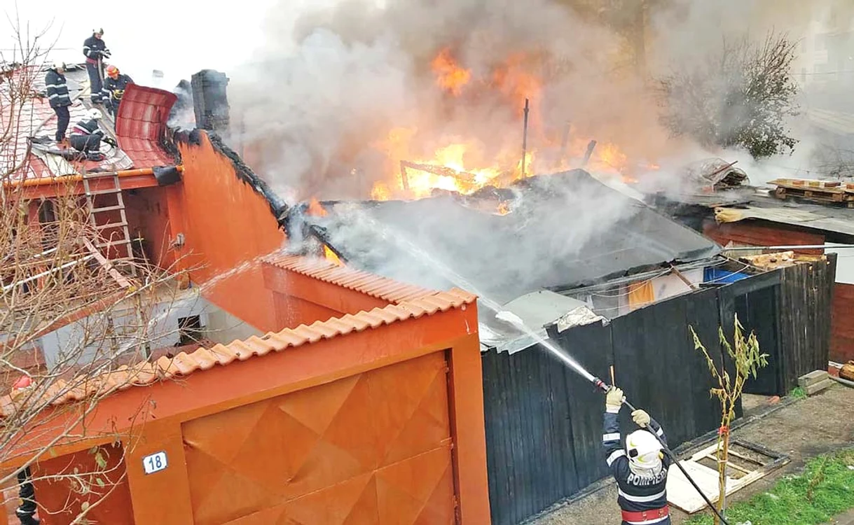 
    7 decembrie. Pompierii s-au luptat cu vâlvătaia, dar nu s-a mai putut salva nimic din casă Foto: ISU Bucureşti-Ilfov  