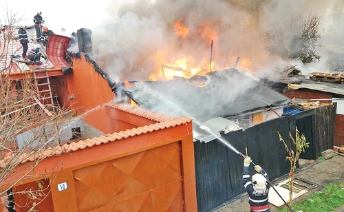 7 decembrie. Pompierii s-au luptat cu vâlvătaia, dar nu s-a mai putut salva nimic din casă Foto: ISU Bucureşti-Ilfov