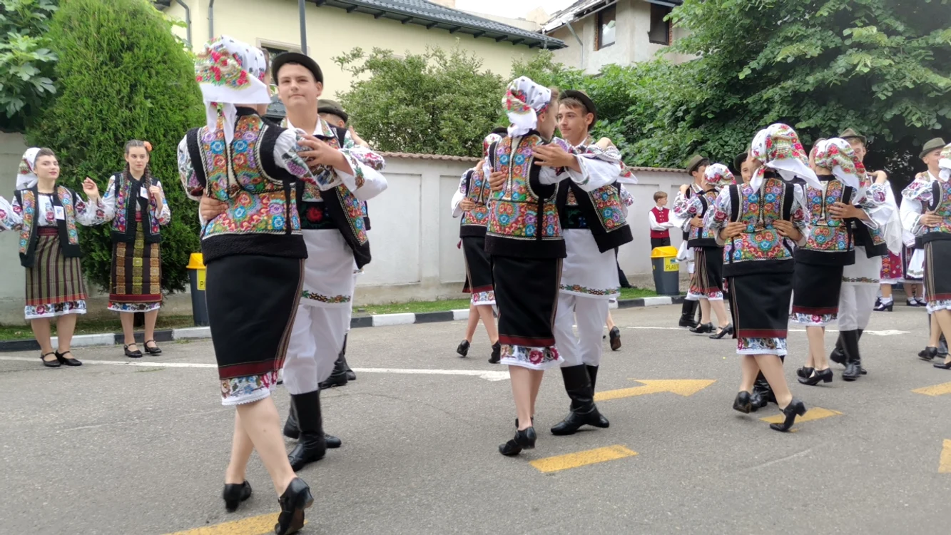Dansatori copii din 16 județe ale României sunt în aceste zile la Slatina FOTO: Alina Mitran