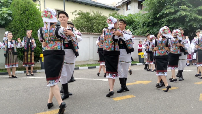 Dansatori copii din 16 județe ale României sunt în aceste zile la Slatina FOTO: Alina Mitran