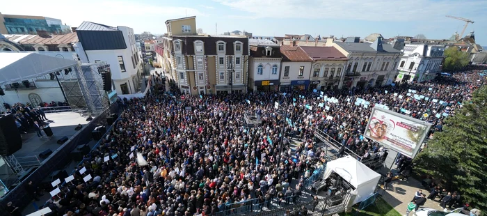 Peste 25.000 de oameni au venit la miting FOTO Facebook