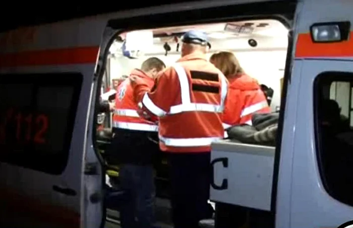 Ambulanţa preia bătrâni abandonaţi de rude (arhivă)