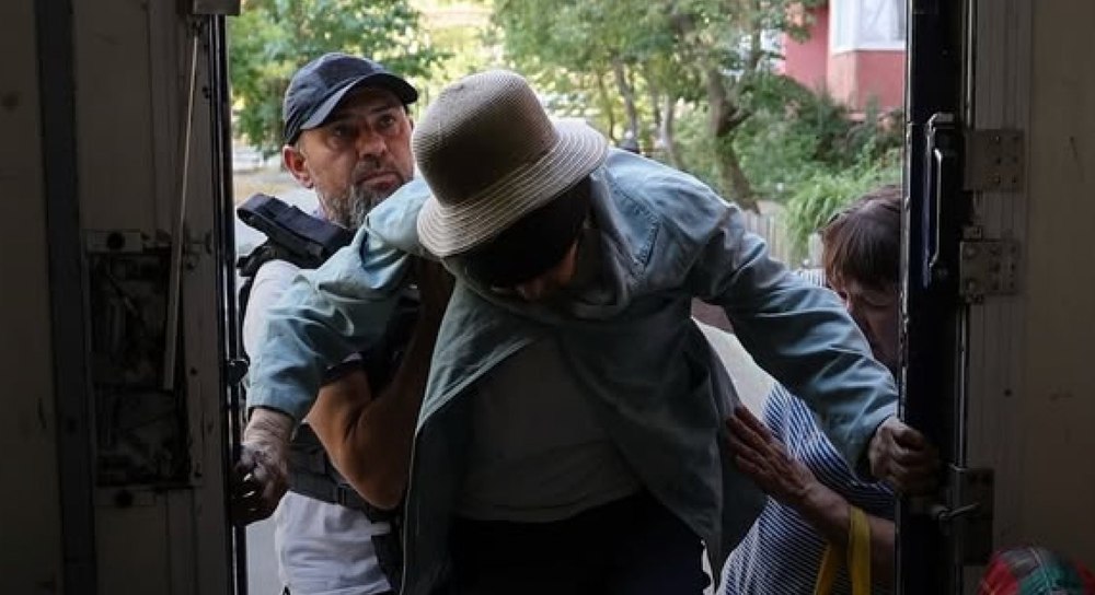 Ucraineni evacuați din orașul bombardat Herson. Kievul lovește o brigadă rusă în Krasnodar: 12 soldați uciși