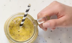 Smoothie cu banana, mango seminte de chia jpeg