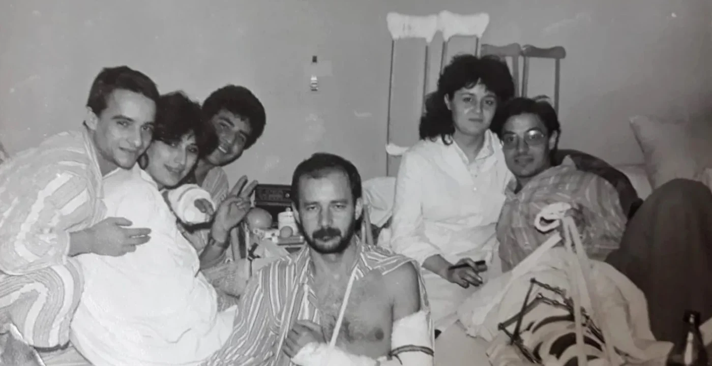 Florian Cristache, la spital (cel din dreapta cu ochelari) Arhiva personala