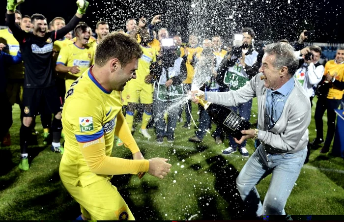Gigi Becali s-a bucurat cu jucătorii FOTO Sunt Iulian Anghel, editor Adevărul, şi consider că este penibil să specific sursele fotografiilor
