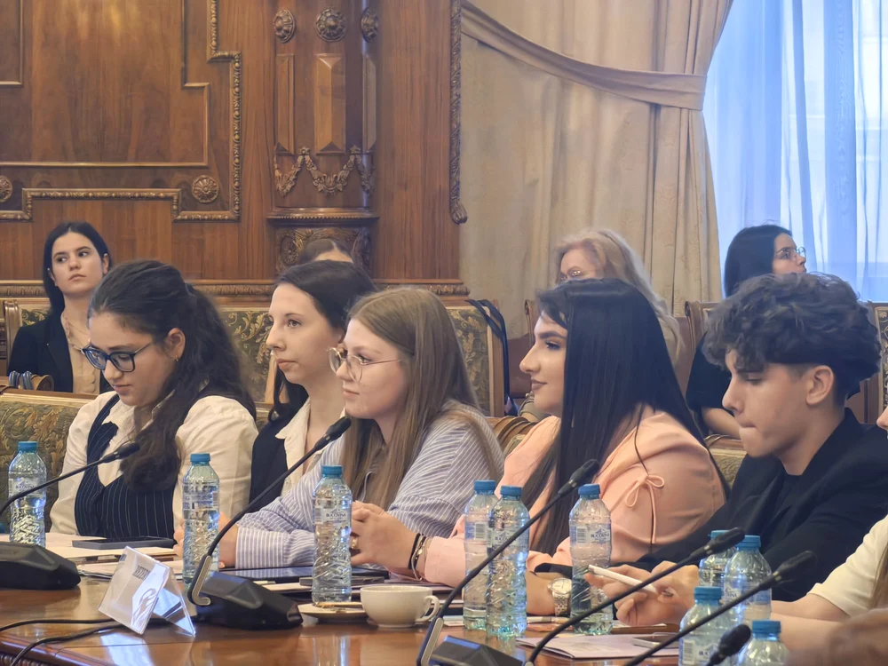 Elevi la masa rotundă „Tinerii, educația și sănătatea mintală: o singură prioritate”