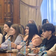 elevi la masa rotunda jpg