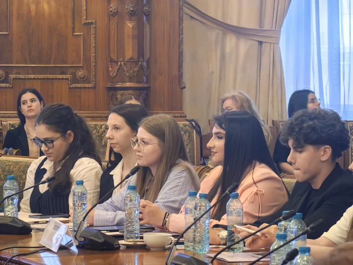 Elevi la masa rotundă „Tinerii, educația și sănătatea mintală: o singură prioritate”