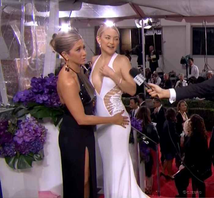 
    Jennifer Aniston nu s-a putut abține să nu pună mâna pe fundul lui Kate HudsonFoto: Captură video  