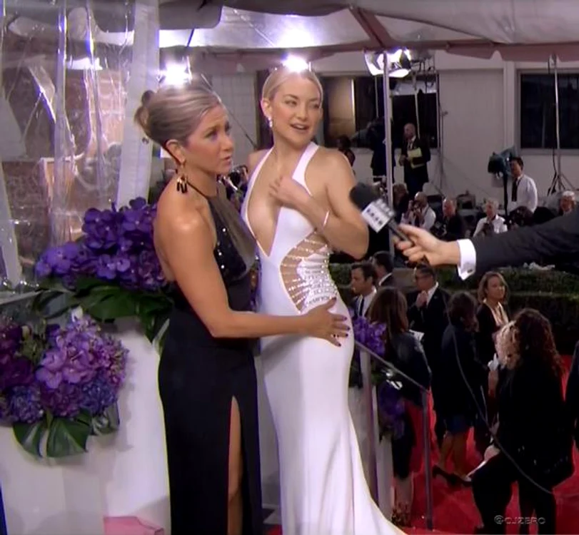 
    Jennifer Aniston nu s-a putut abține să nu pună mâna pe fundul lui Kate HudsonFoto: Captură video  