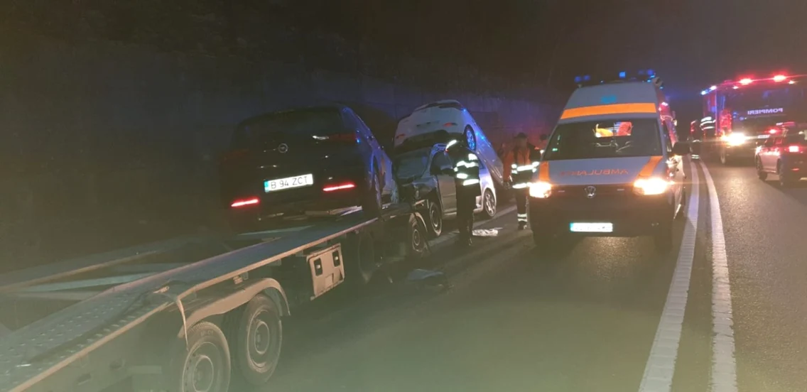 Valea Oltului - accident din cauza unui utoturism căzut de pe o platformă auto pierdută de un TIR pe Valea Oltului fără ca şoferului să bage de seamă Foto Adevărul