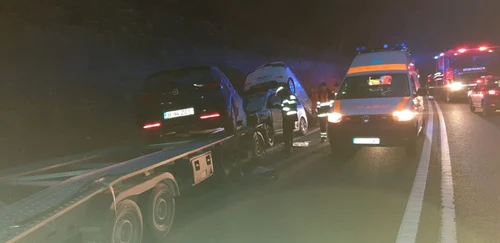 Valea Oltului - accident din cauza unui utoturism căzut de pe o platformă auto pierdută de un TIR pe Valea Oltului fără ca şoferului să bage de seamă Foto Adevărul