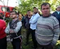 Pompierii militari de la ISU Teleorman intervin în satul Balta Sărată din Teleorma pentru scoaterea în siguranţă a unui copil de doi ani căzut în puţul din curtea casei FOTO Dorin Constanda
