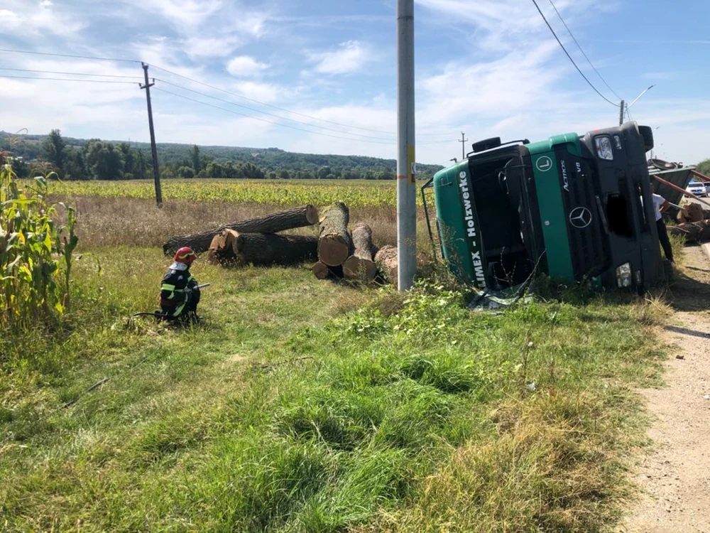 Camionul s-a răsturnat la marginea drumului. Foto ISU Argeş